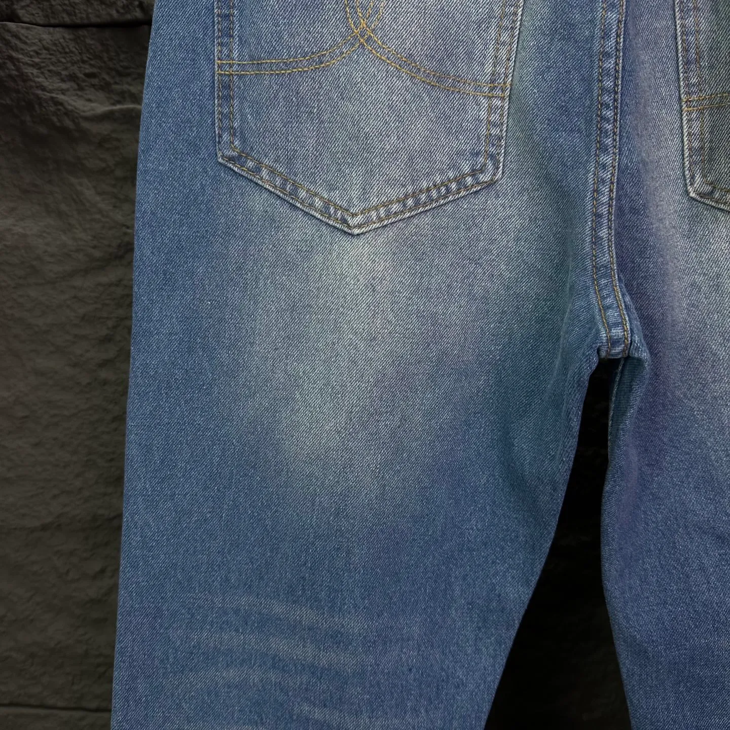 P240 RRL Ralph Lauren 2026 New Retro Frayed Patch Couple Style Washed Jeans 🔥High Version🔥High Version🔥 Top ceiling quality Styles with different washed textures are very friendly to people with thin legs and thick legs. The straight version is very flattering to the leg shape. Moderate length that never goes out of style, easy to match with casually, basic styling for various styles, a must-have in the wardrobe! The fabric is stiff but also makes the upper body soft without losing texture. The washing process is even more perfect. It is a must-have item for everyone! ! ! Washed wheat, hang tag, pants label, complete with three labels, color: blue, size: 28, 30, 32, 34 (four sizes)